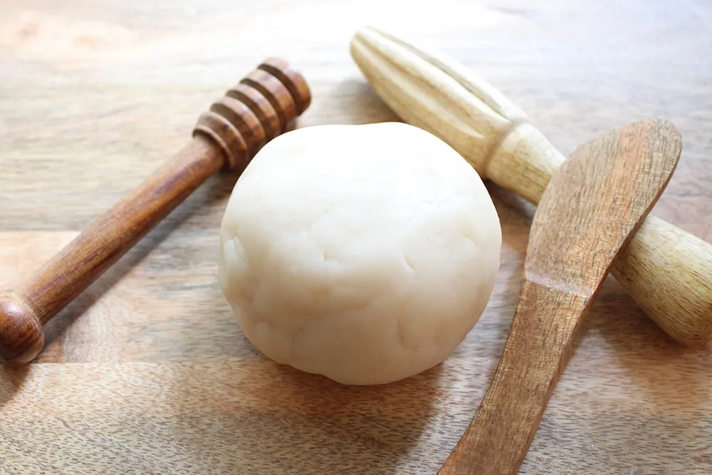 আটা মেখে রেখে দিন কিছুক্ষণ (rest the dough):

এতে রুটি নরম হয়, খেতেও ভাল লাগে। রুটি করার আগে বেশ খানিকক্ষণ আটা মেখে রেখে দিলে গ্লুটেন হজম সংক্রান্ত সমস্যাও হয় না।